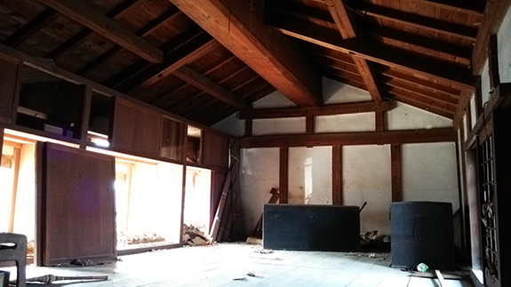 歴史が刻まれた屋根の梁を再利用することに