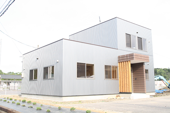 広い事務所と清潔感のある外観